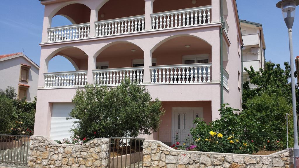Apartments Pink House Povljana Bagian luar foto